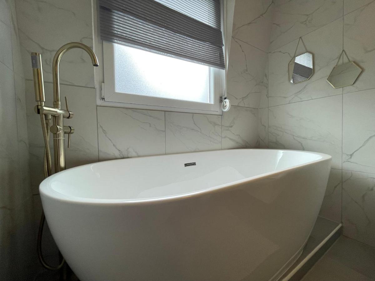 Luxus Apartment Am Fremersberg - Zentral - Mit Sauna & Badewanne Baden-Baden Buitenkant foto